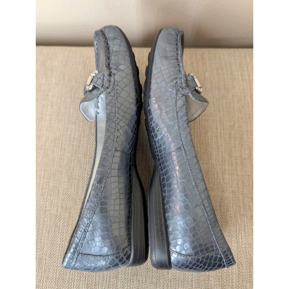 White Mountain Prize Pewter Gray Leather Embossed Flats Moccasins Loafers Size 8 - Picture 4 of 7